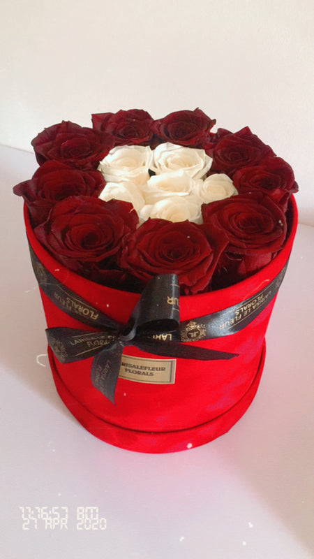 LARGE ROUND BOX WITH ROSES, FERRERO AND MINI MOET – Larisalefleur Florals