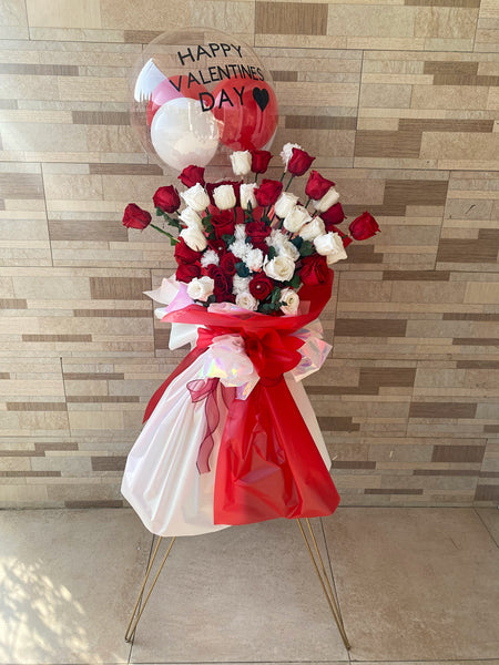 FLOWER STAND WITH FLOWERS AND CUSTOMIZED BALLON