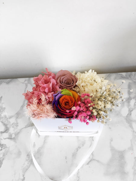 LARGE ROUND BOX WITH ROSES, FERRERO AND MINI MOET – Larisalefleur Florals